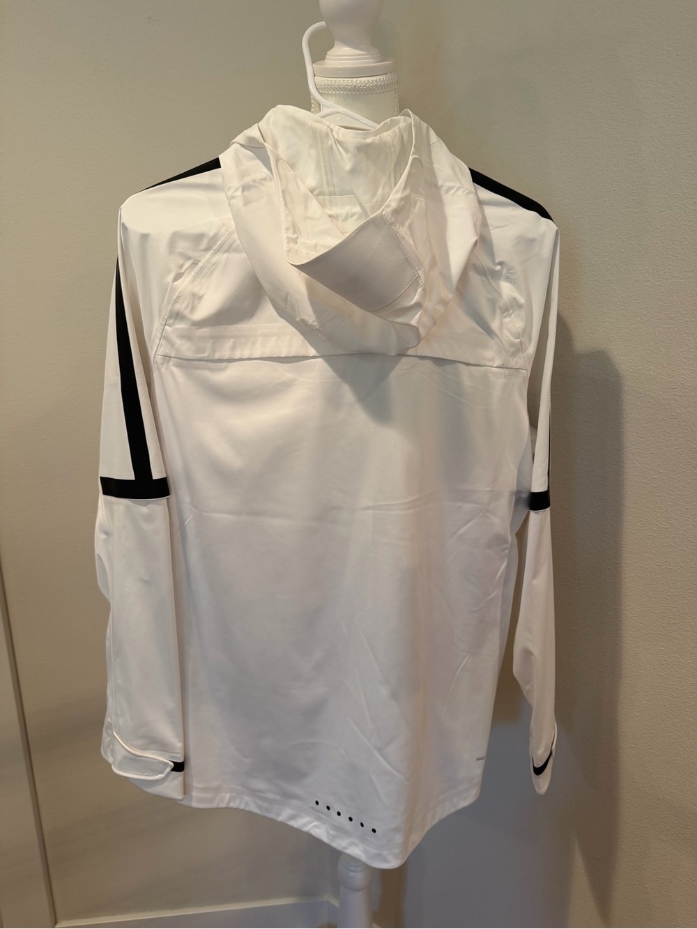 Nike White and Black Women’s AEROSHIELD Hooded Performance Jacket - Picture 3 of 5